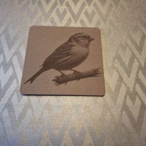 gelaserde houten onderzetters met kanarie met een uniek en strak ontwerp, perfect om jouw interieur een natuurlijke en stijlvolle uitstraling te geven