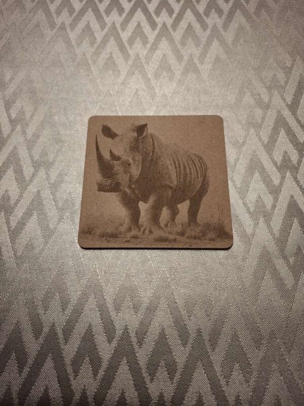 gelaserde houten onderzetters met neushoorn met een uniek en strak ontwerp, perfect om jouw interieur een natuurlijke en stijlvolle uitstraling te geven
