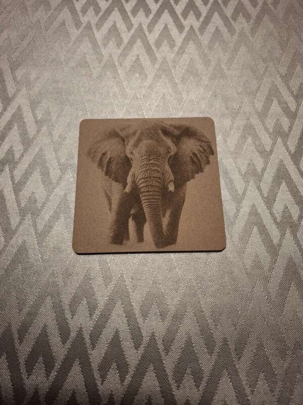 gelaserde houten onderzetters met olifant met een uniek en strak ontwerp, perfect om jouw interieur een natuurlijke en stijlvolle uitstraling te geven