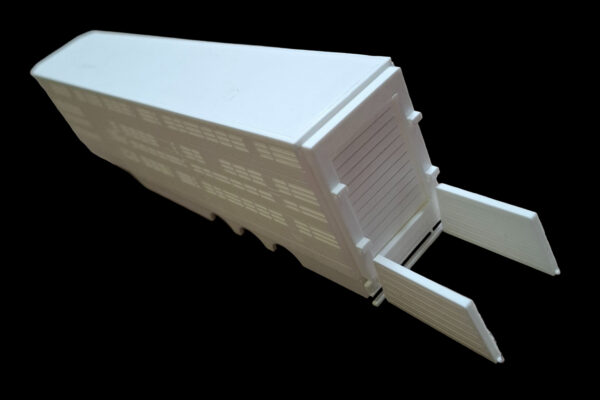 3D-geprinte veetrailer versie 3 – achterkant en zijkant, gedetailleerd model voor modelbouw.